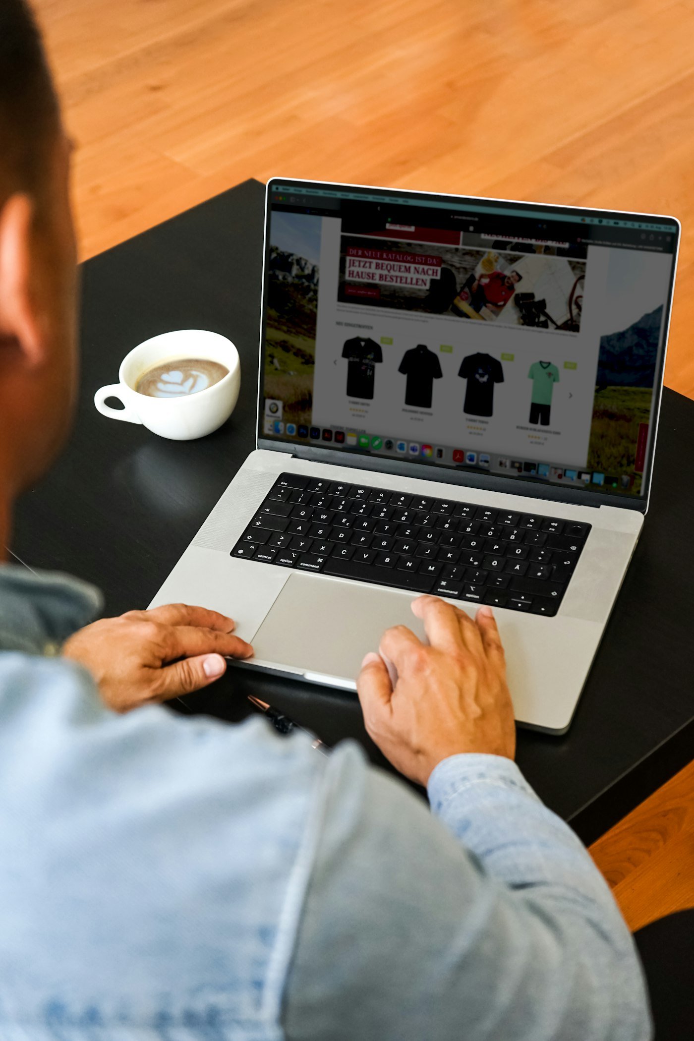 Boutique de vêtements en ligne sur un ordinateur portable