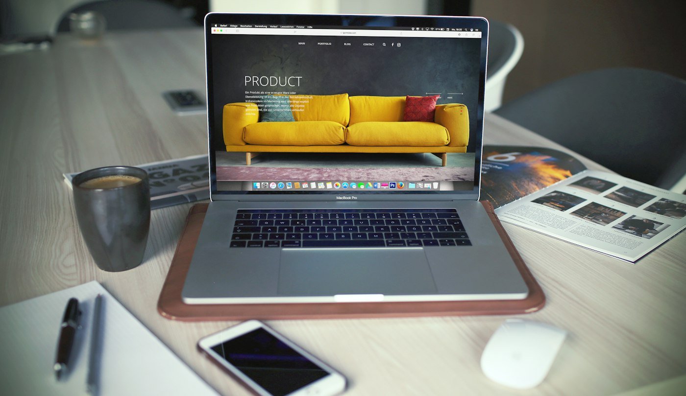 Page produit d’un site de mobilier sur un ordinateur portable