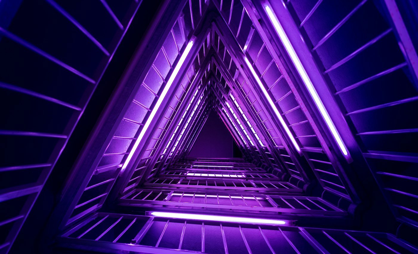 Tunnel de néons violets en forme de triangle