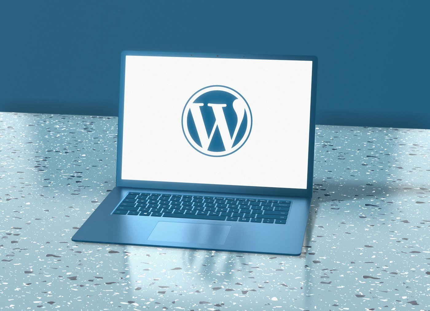 Ordinateur portable affichant le logo WordPress